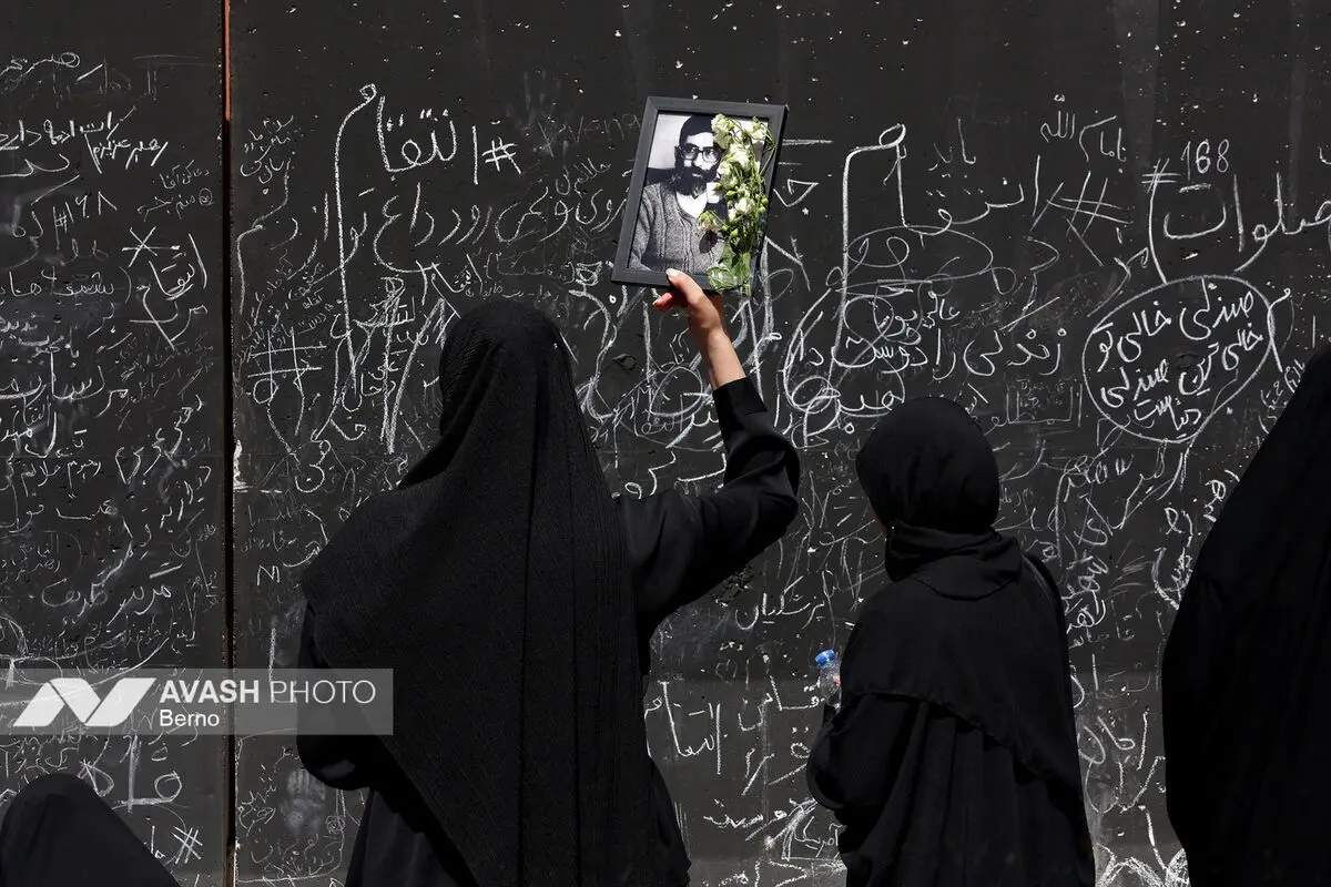 مراسم وداع با رهبر شهید انقلاب و اقامه نماز بر پیکرهای مطهر شهدا - ۲