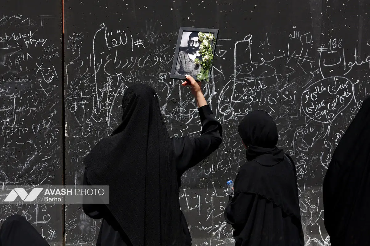 مراسم وداع با رهبر شهید انقلاب و اقامه نماز بر پیکرهای مطهر شهدا - ۲