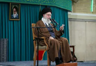 رهبر انقلاب: زن، کارگزار خانه نیست مدیر است