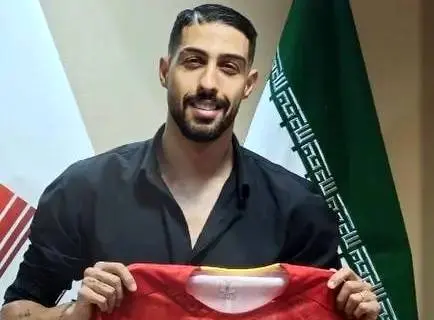 یک مدافع به فولاد پیوست