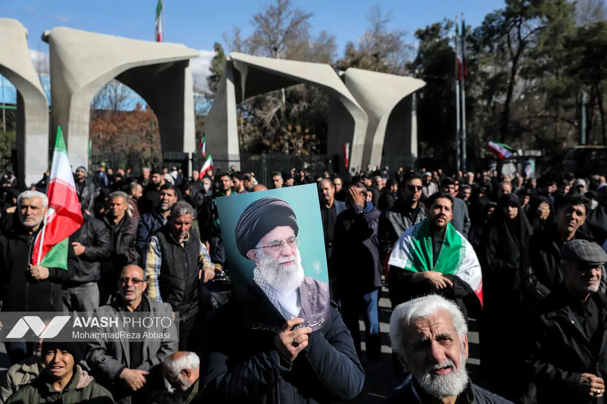 تجمع سوگواران رهبر شهید انقلاب در میدان انقلاب تهران