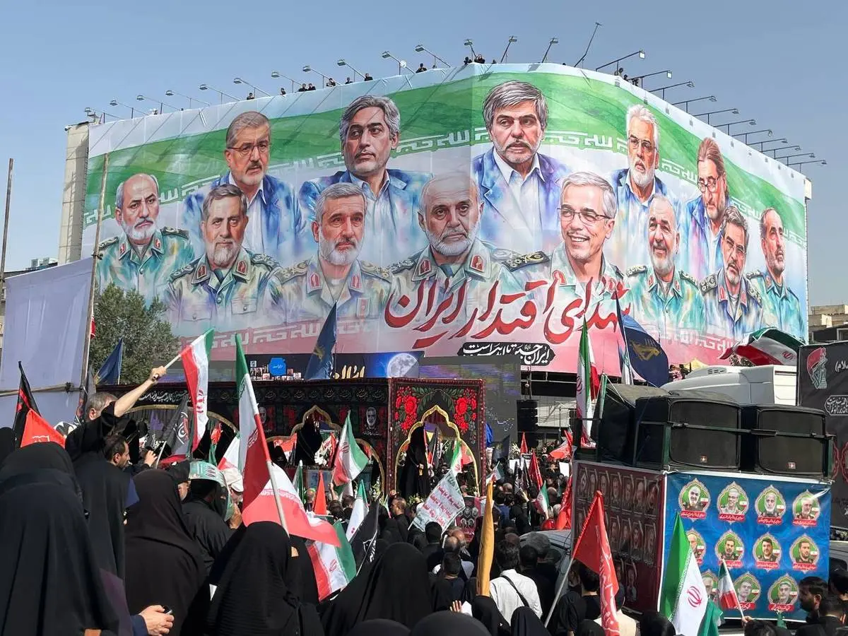 استقبال پرشور مردم از پیکر پاک شهدا در میدان انقلاب تهران