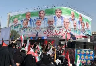 استقبال پرشور مردم از پیکر پاک شهدا در میدان انقلاب تهران