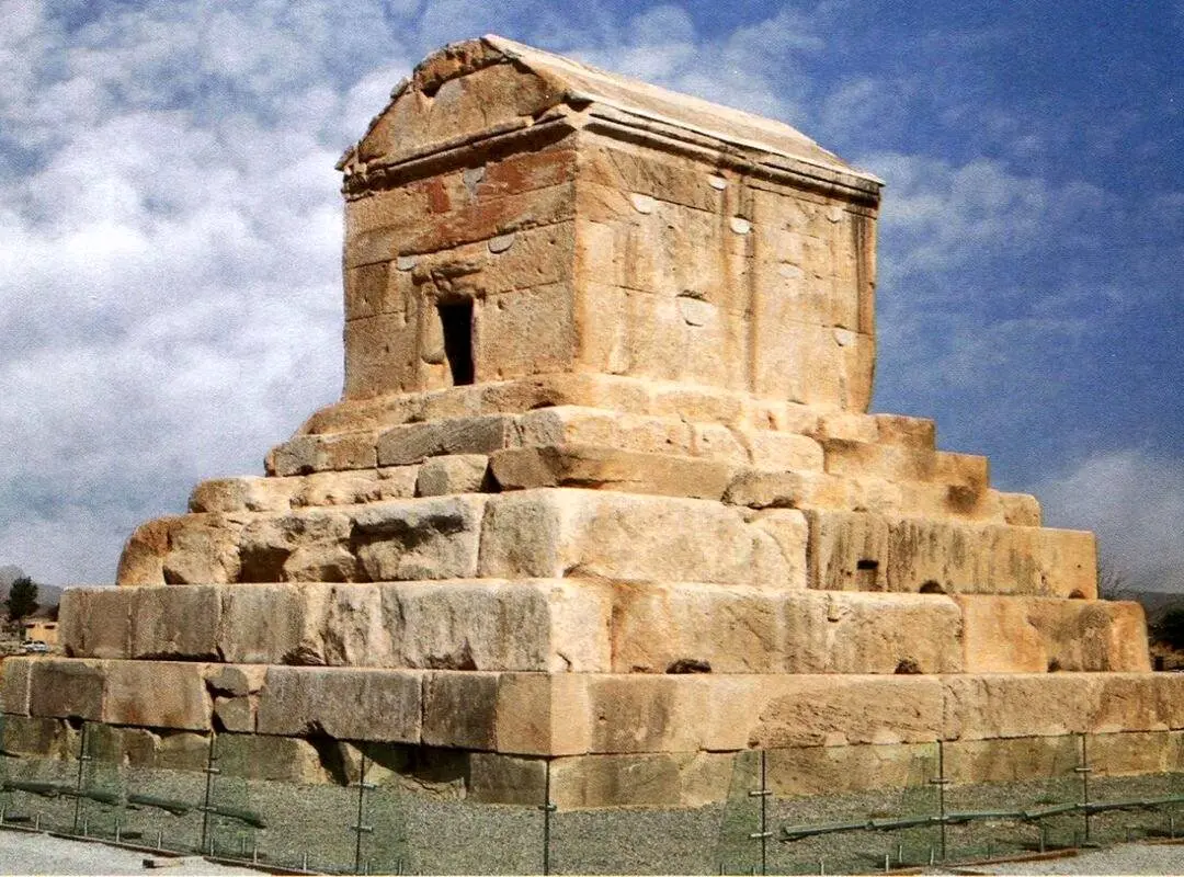 چرا به نام کوروش حساسیت دارید؟