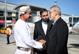 کدام مقام عمانی از لاریجانی استقبال کرد؟