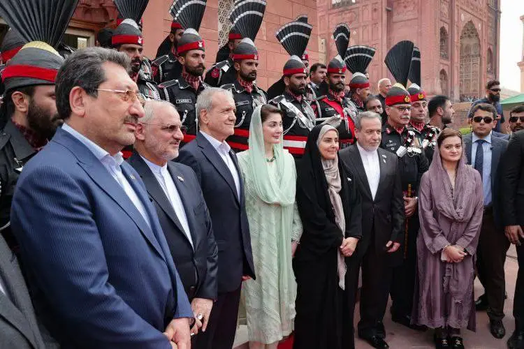 نخست وزیر پاکستان خطاب به پزشکیان: منتظر تعاملات اساسی برای قویتر شدن روابط پاکستان و ایران هستیم