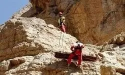 امدادرسانی ۳ تیم هلال احمر به فرد سقوط کرده از ارتفاعات سد چهکند بیرجند