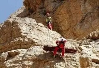 امدادرسانی ۳ تیم هلال احمر به فرد سقوط کرده از ارتفاعات سد چهکند بیرجند