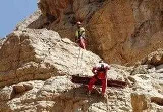 امدادرسانی ۳ تیم هلال احمر به فرد سقوط کرده از ارتفاعات سد چهکند بیرجند