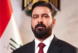 علی الزیدی از پیکر رهبر شهید استقبال می‌کند