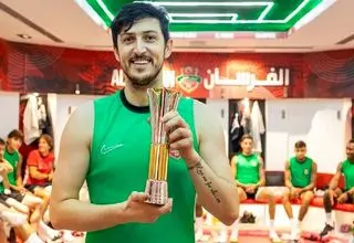 سردار آزمون جایزه بهترین گلزن آسیا را دریافت کرد