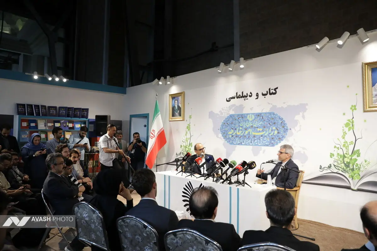 حضور اسماعیل بقایی در نمایشگاه کتاب تهران
