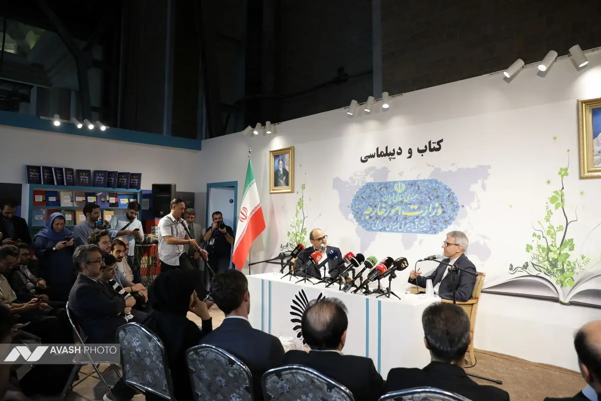 حضور اسماعیل بقایی در نمایشگاه کتاب تهران