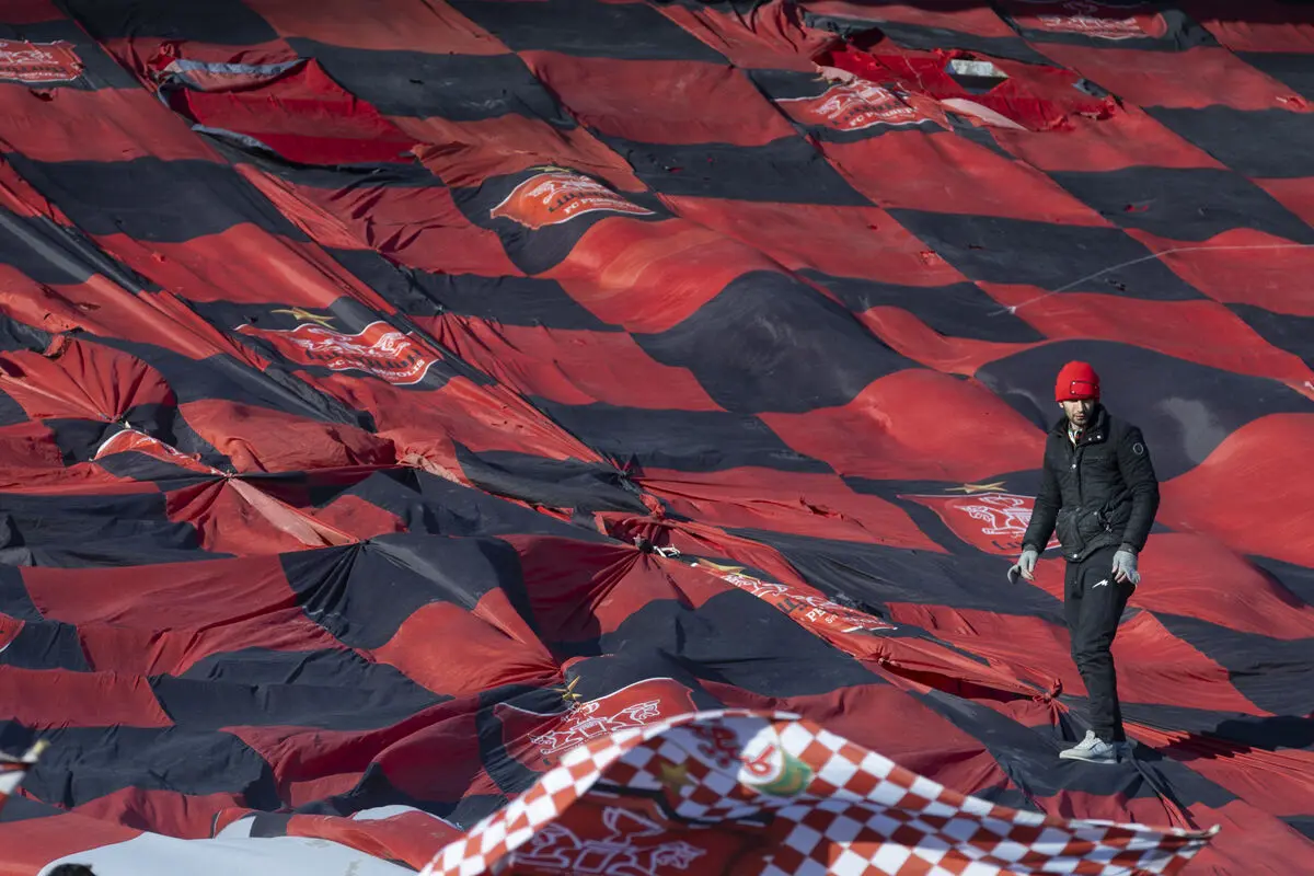 پرچم پرسپولیس در دربی 105 تهران