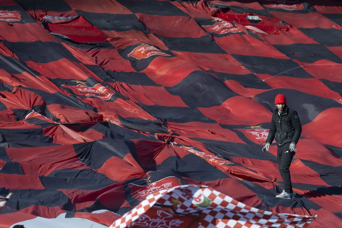 پرچم پرسپولیس در دربی 105 تهران