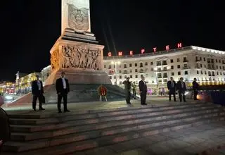ادای احترام پزشکیان به یادبود سرباز وطن