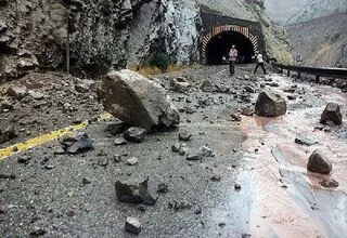 ریزش کوه در اتوبان قزوین _رشت