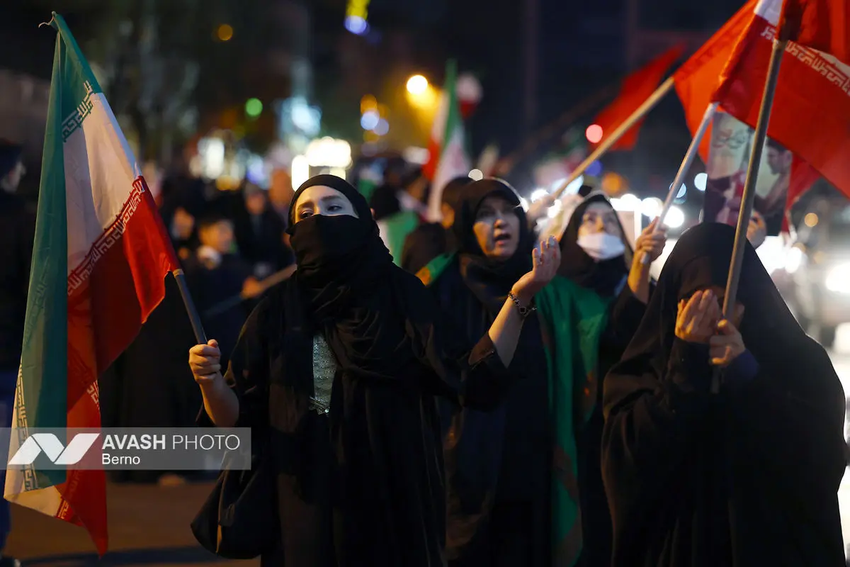 تجمع شبانه مردم در حمایت از مدافعان وطن