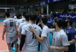 ملی‌پوشان والیبال با بازوبند مشکی وارد زمین می‌شوند