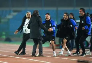 وریا غفوری در آغوش ریکاردو ساپینتو پس از گل استقلال به الوصل +عکس