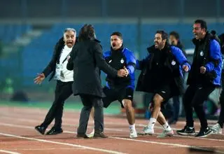 وریا غفوری در آغوش ریکاردو ساپینتو پس از گل استقلال به الوصل +عکس