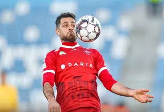 خیبر خرم آباد در نیمه اول مقابل پرسپولیس به پیروزی رسید 