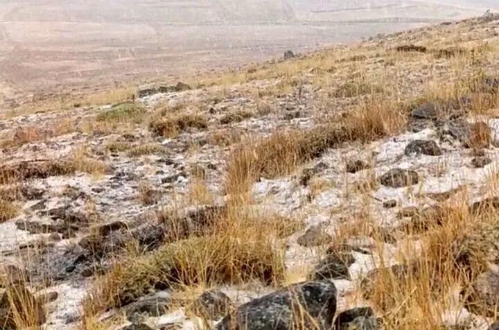 لحظه بارش برف در روستای میاب مرند در 30 شهریورماه