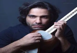علی قمصری در برج آزادی برای ایران می‌نوازد