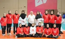  مدال نقره بر گردن زنان والیبال نشسته 