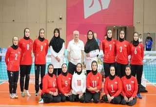  مدال نقره بر گردن زنان والیبال نشسته 
