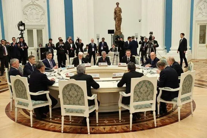 عارف در کرملین با پوتین دیدار کرد