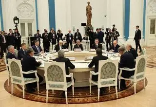 عارف در کرملین با پوتین دیدار کرد