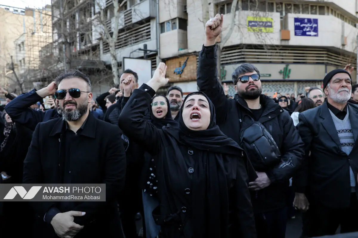 تجمع سوگواران رهبر شهید انقلاب در میدان انقلاب تهران