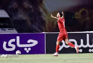 لحظه درگیری  مهاجم پرسپولیس و بازیکن سپاهان
