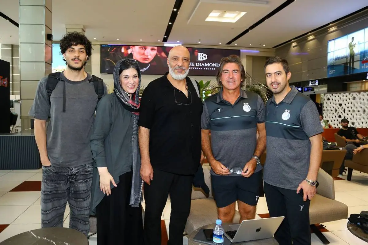 دیدار آبیپوشان با هنرمندان معروف در فرودگاه