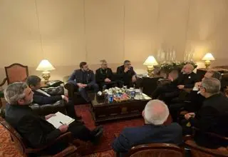 تصویر پربازدید از تبادل نظر تیم مذاکره کننده ایرانی بر روی متون حقوقی