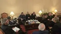 تصویر پربازدید از تبادل نظر تیم مذاکره کننده ایرانی بر روی متون حقوقی
