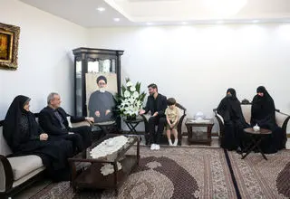پزشکیان به منزل شهید آیت‌الله آل‌هاشم رفت 