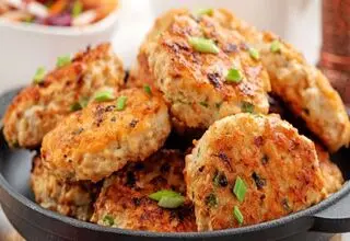 طرز تهیه کوکو سیب زمینی با مرغ/ غذای راحت و مجلسی