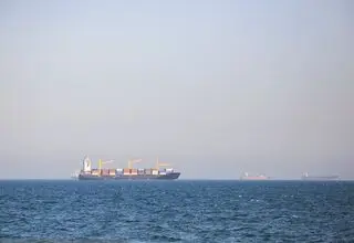 ادعای سنتکام: تنگه هرمز همچنان باز است