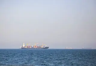 ادعای سنتکام: تنگه هرمز همچنان باز است