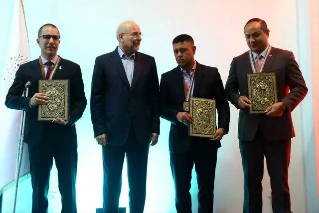 قالیباف نشان "سمت درست تاریخ" را به چند مقام ونزوئلایی اهدا کرد