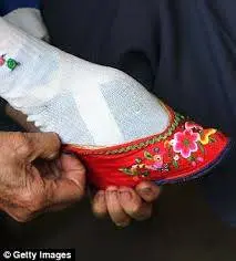 رسم عجیب کوچک کردن پای زنان