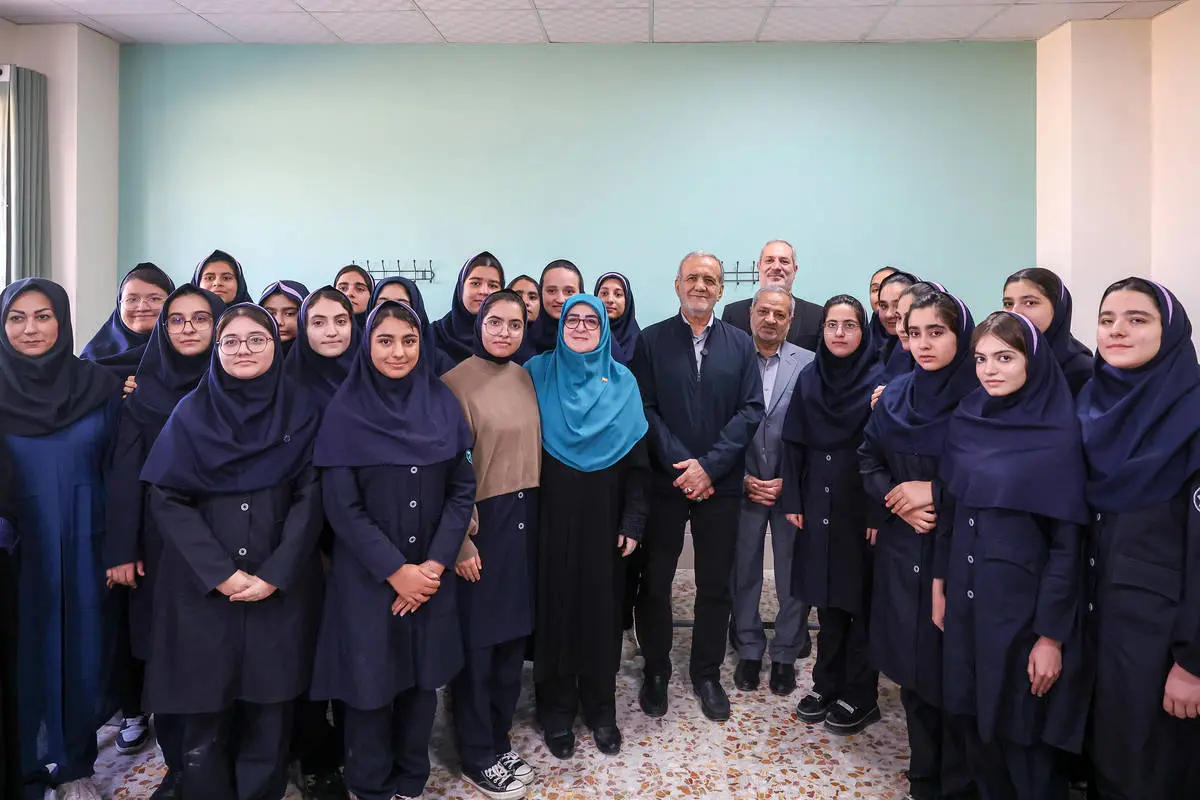 رئیس‌جمهور: جامعه ایران نباید از کشورهای پیشرفته عقب بماند