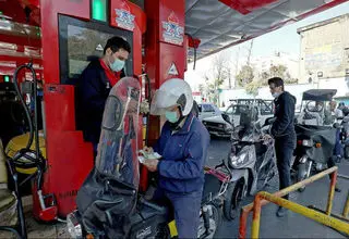 برای سوخت‌گیری با پول نقد به جایگاه‌های سوخت مراجعه کنید