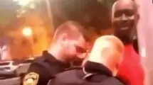 فیلم دیدنی ضایع شدن 3 پلیس امریکایی در بازداشت اشتباهی مأمور FBI / به چه جرمی بازداشتم ... با دیدن کارتش قالب تهی کردند ...