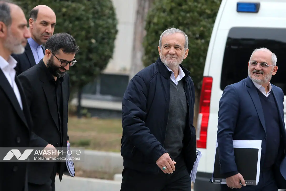 اعضای هیأت دولت در جمع خبرنگاران