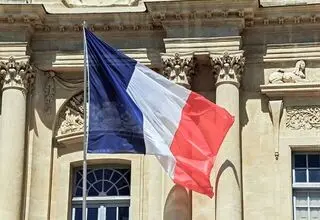 آتش‌سوزی گسترده در نزدیکی فرودگاه شارل دوگل پاریس + ببینید 