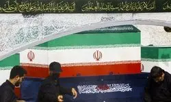 بوسه هادی خامنه‌ای، برادر رهبر شهید بر تابوت ایشان/ فیلم