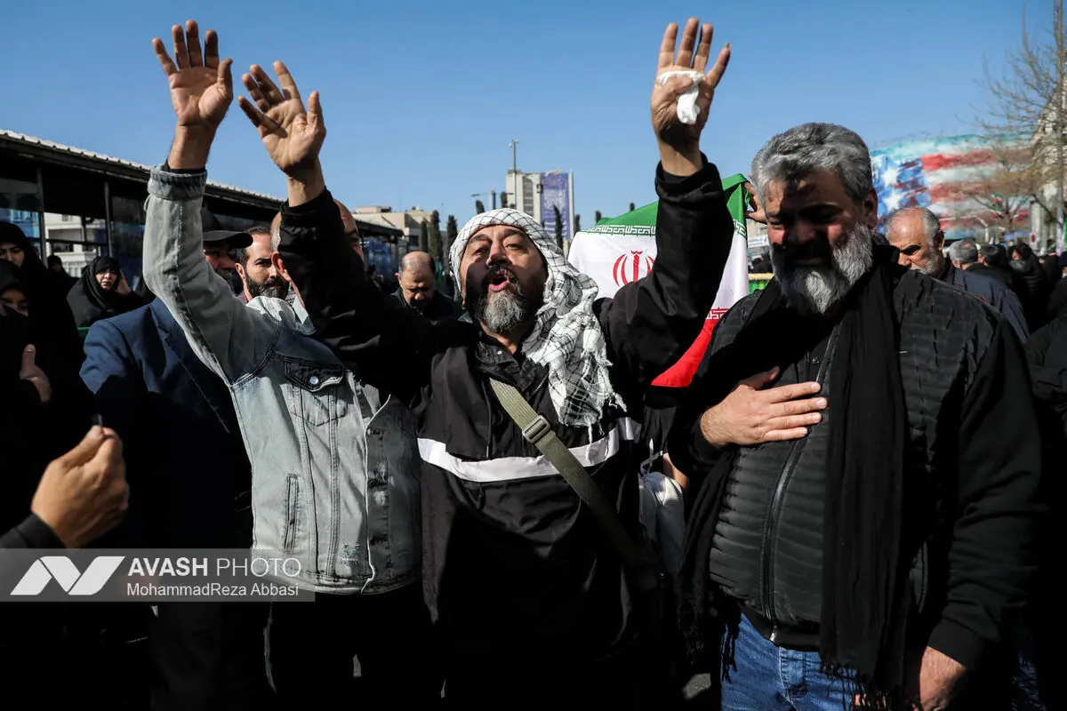 تجمع سوگواران رهبر شهید انقلاب در میدان انقلاب تهران
